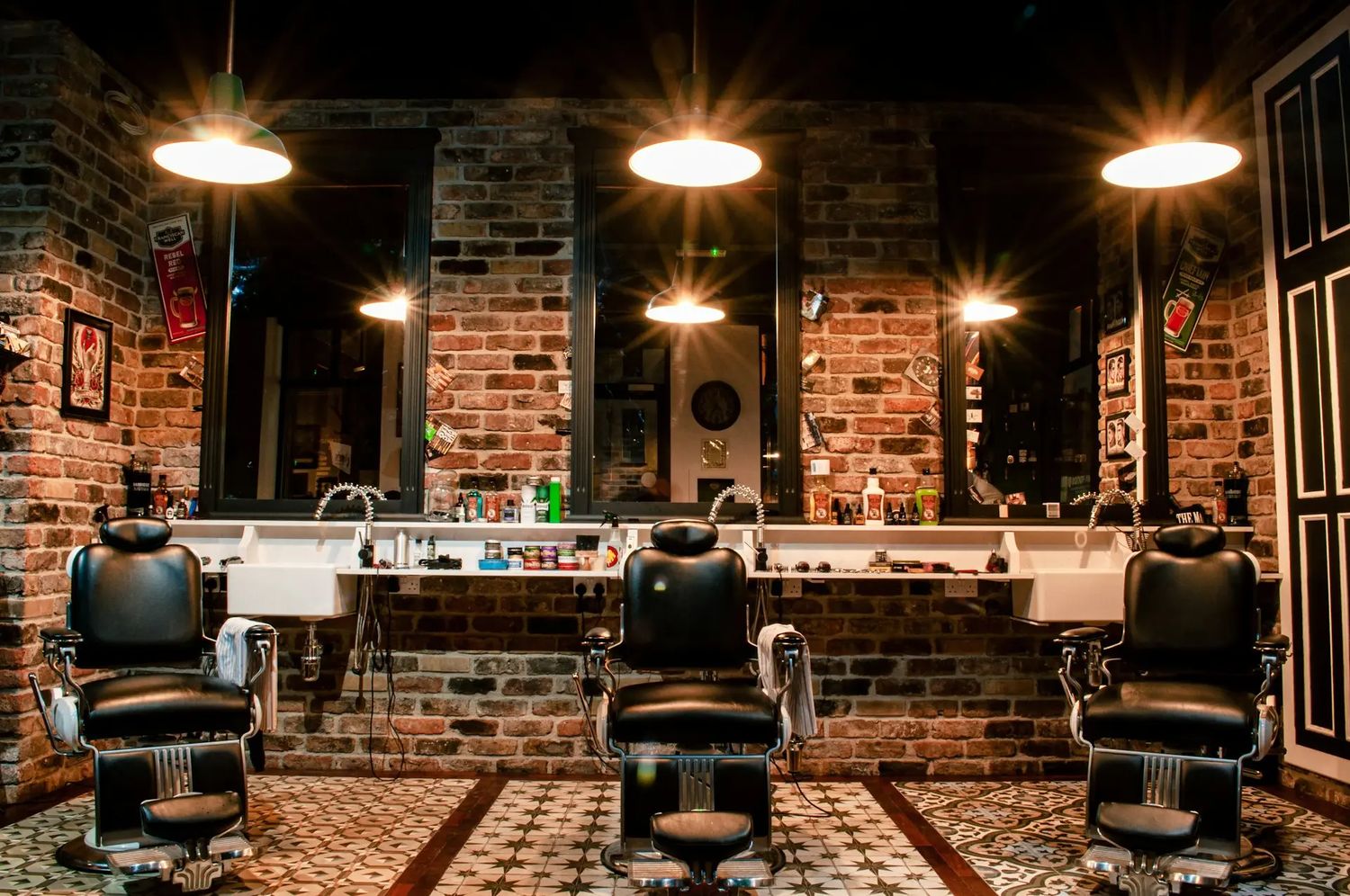 Üres borbélyszékek egy barbershopban